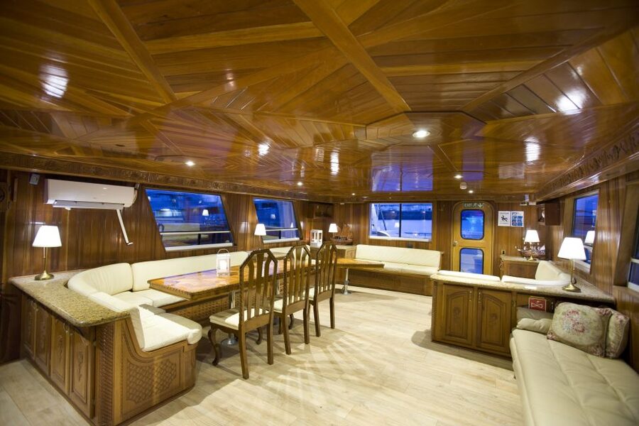 Reykjavik: Northern Lights Yacht Tour - The bar and lounge make waiting easier