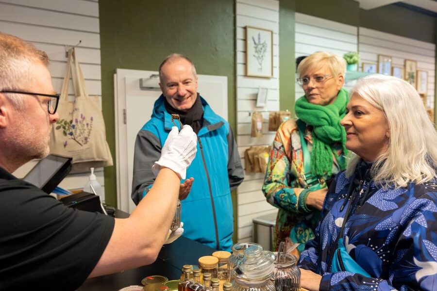 Reykjavik: The Icelandic Sweet Tooth Tour - Walking Laugavegur between bites