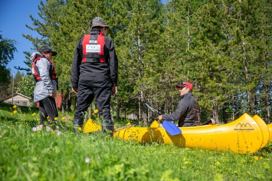 Rovaniemi: Authentic Reindeer Farm & Canoeing - Learning to paddle before heading onto the lake