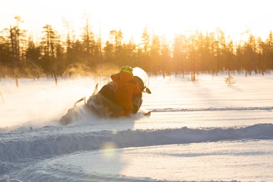 Rovaniemi: Full-Day Snowmobile Safari into the Wilderness - A hot lunch in a kota or cabin