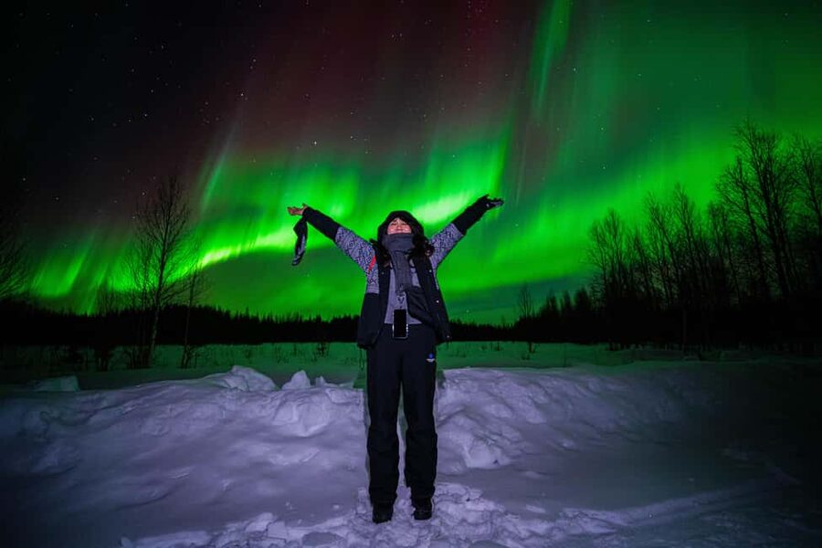 Rovaniemi: Guaranteed Northern Lights Tour with Photos - Warmth, food, and the realities of Arctic waiting