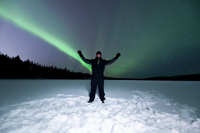 Rovaniemi: Northern Lights Pro Guaranteed - Unlimited Distance - Frozen lakes, dark roads, and long waits