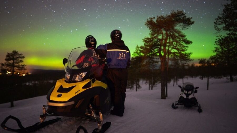 Rovaniemi: Northern Lights Snowmobile Hunt - Refreshments and the pace of the evening