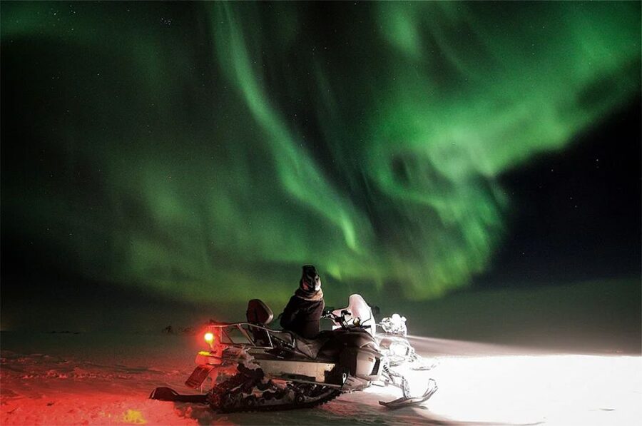 Rovaniemi: Northern Lights Snowmobile Hunt - Who will enjoy this Arctic night most