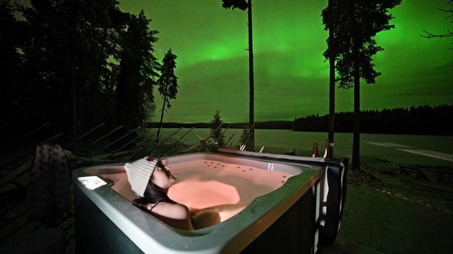 Rovaniemi: Private Sauna, Jacuzzi and Dinner - Dinner in an old Lapland cottage
