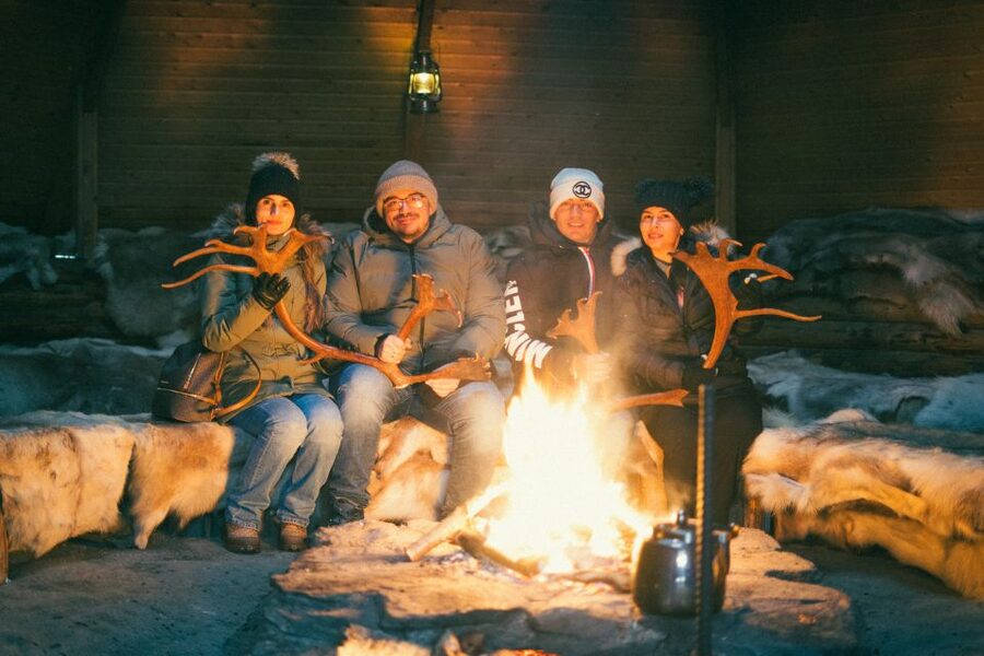 Rovaniemi: Reindeer Farm Visit with Photographer - Meeting and feeding the reindeer