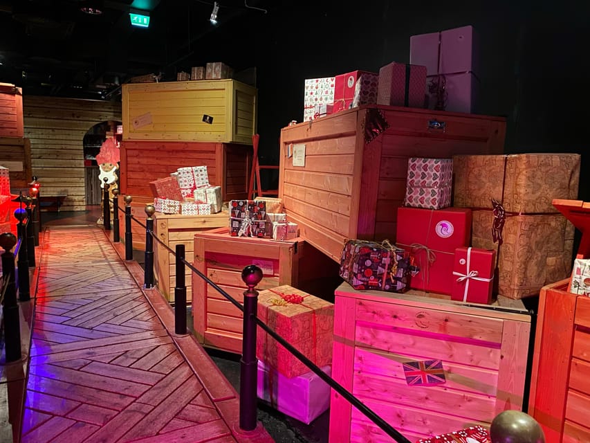 Rovaniemi: Santa Claus Village w/ Husky & Reindeer Sled Ride - Meeting the huskies requires careful checking