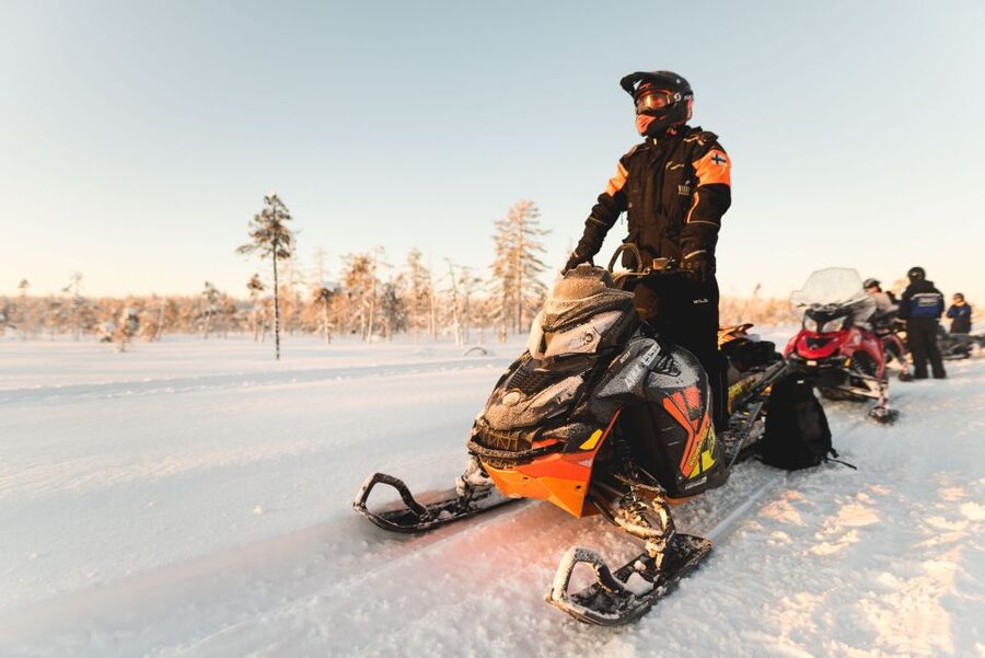 Rovaniemi: Snowmobile Adventure Tour for Adults Only - Group size and guide style