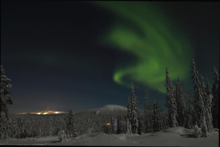Ruka: Searching for the northern lights with snowshoes - The climb to the fireplace