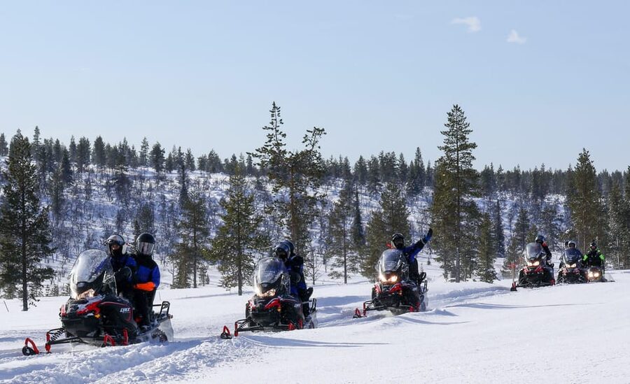 Saariselkä: Ice Fishing Safari by Snowmobile - Reaching the frozen wilderness lake