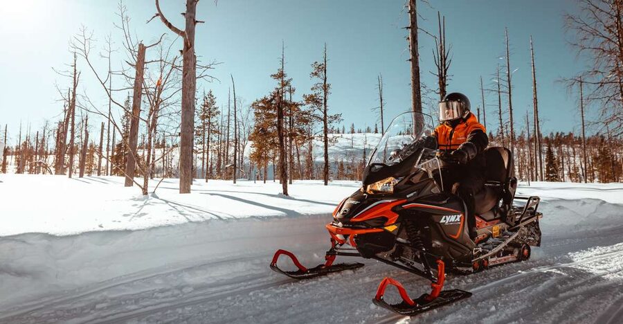 Saariselkä: Snowmobile Adventure for Adults - Three hours with the throttle