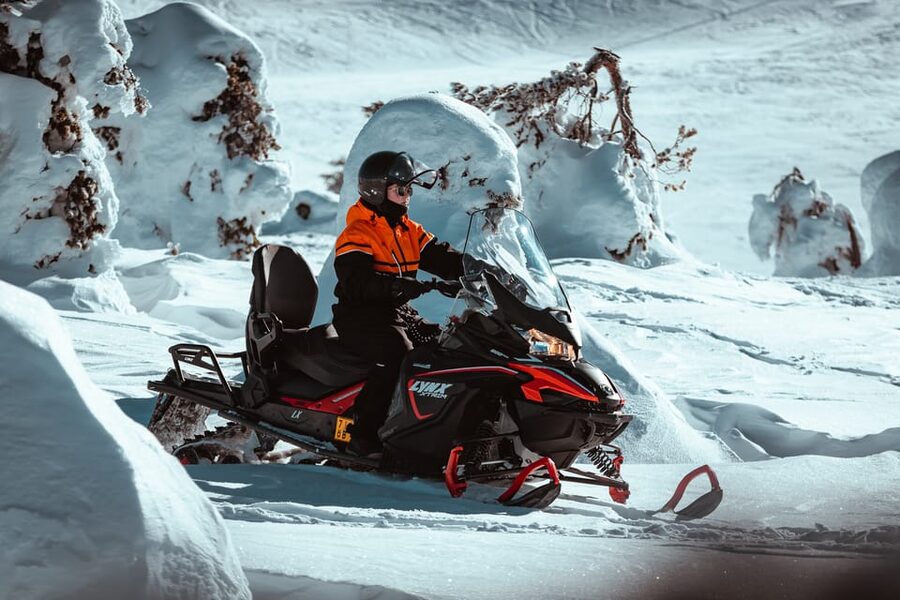 Saariselkä: Snowmobile Ride with Hot Drinks - Group size affects your pace