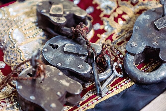 SHERLOCK Escape Room - Puzzles, props, and the right level of help