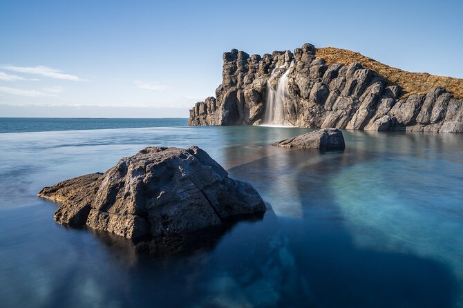 Sky Lagoon Ticket with 7-Step Ritual and Transfers from Reykjavik - Arrival, lockers, and changing rooms