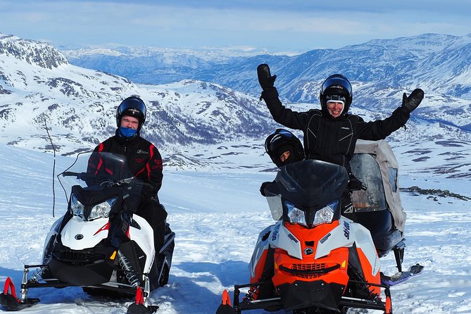 Snowmobile safari in the mountain plateau of Finnmarksvidda - Learning to operate the snowmobile