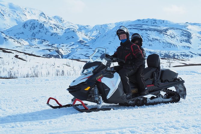 Snowmobile safari in the mountain plateau of Finnmarksvidda - Speed, safety, and the real level of excitement