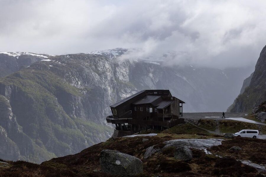 Stavanger: Off-Season Hike to Kjerag + Packed Lunch - Ice, snow, and autumn color