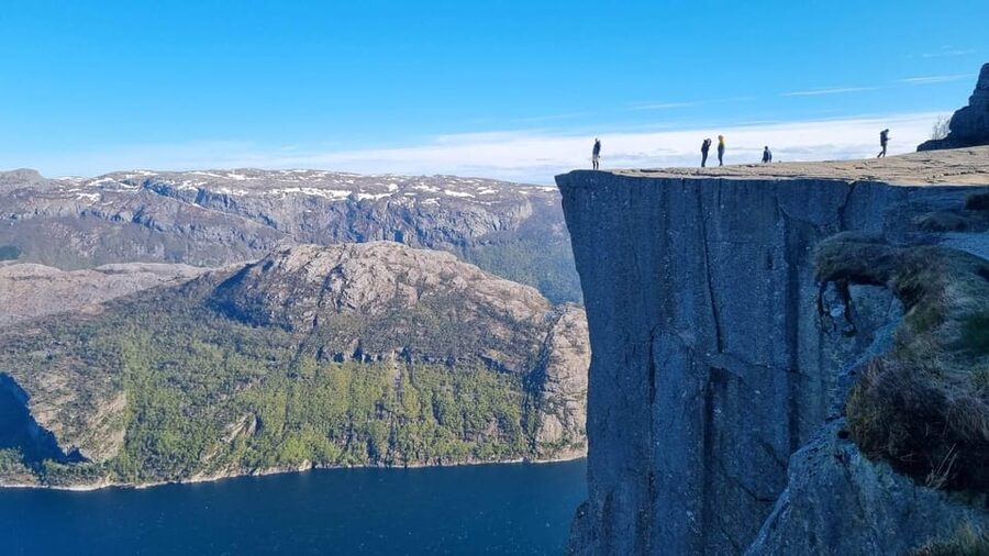 Stavanger: Preikestolen Tour with Guide and Pickup - How the 6.5-hour day fits together
