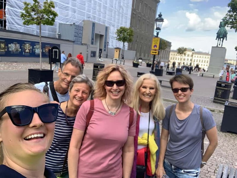 Stockholm: Old Town Guided Walking Tour (English / Deutsch) - Historic pictures make the stories easier to follow