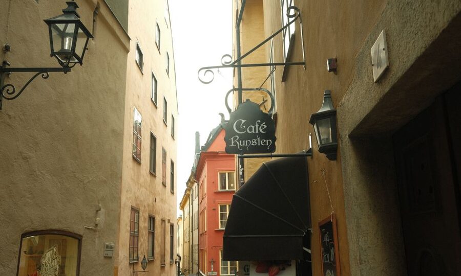 Stockholm: Old Town Self-Guided Tour Learn and solve Puzzles - Who will enjoy this activity most?
