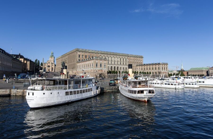 Stockholm: Old Town Walking Tour w/ Vasa Museum & Boat Ride - Meeting the guide beside the Royal Palace