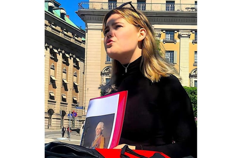 Stockholm: Old Town Walking Tour with Local Guide - Finding the guide at Mälartorget