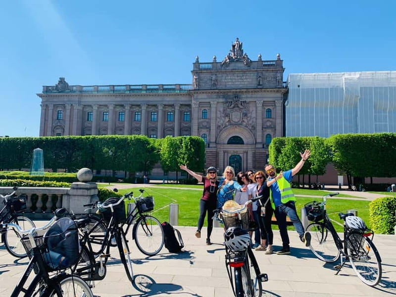 Stockholm's Best Bike Tour! (English / Deutsch) - From Vasagatan to City Hall and Riddarholmen
