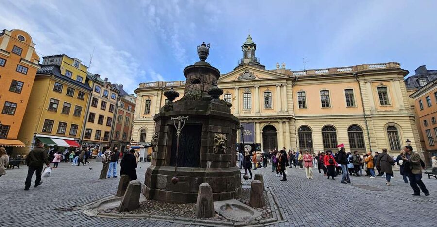 Stockholm: Secrets of Gamla Stan Guided Tour w/ Fika Option - Following the cobbled lanes of Gamla Stan