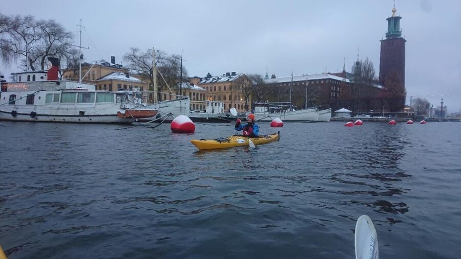 Stockholm: Winter City Kayaking Tour - The safety briefing and first strokes