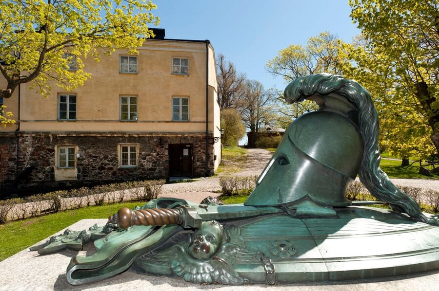 Suomenlinna: Guided Walking Tour with an Authorized Guide - Starting at the Suomenlinna Museum