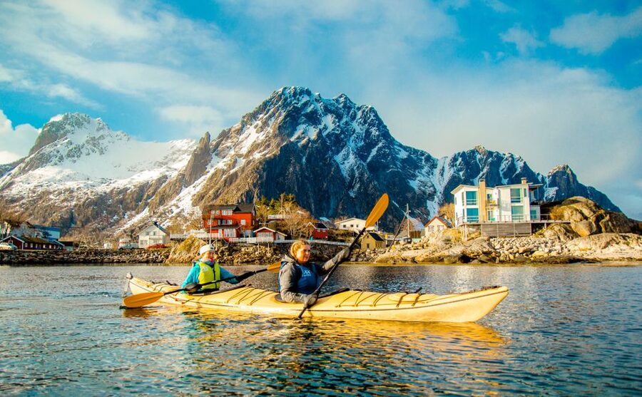 Svolvaer: 2-Hour Winter Kayaking Adventure - Paddling Svolvær’s winter shoreline