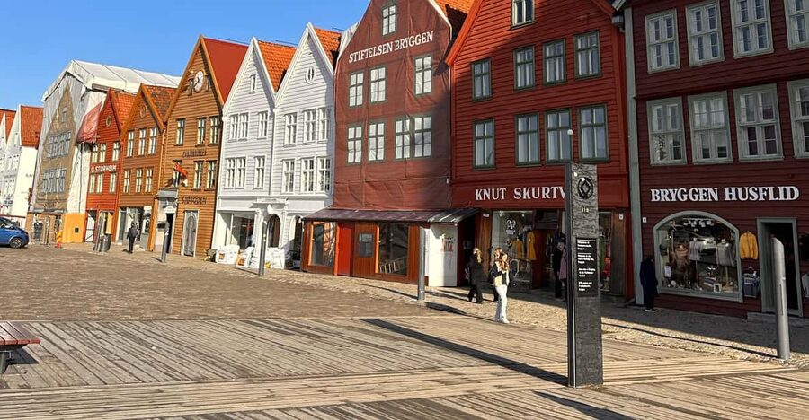 The influence of Bergen in Norways development, city tour - Starting beside Bergen’s National Theatre