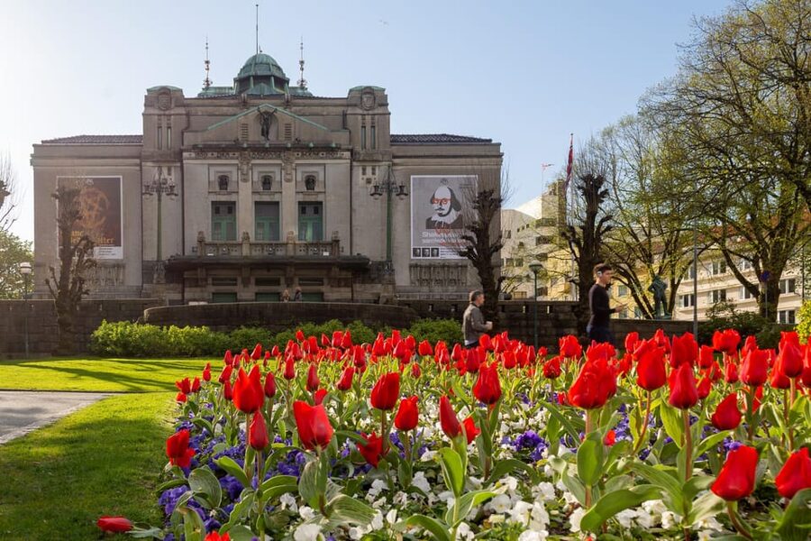 The influence of Bergen in Norways development, city tour - Torgallmenningen and Festplassen