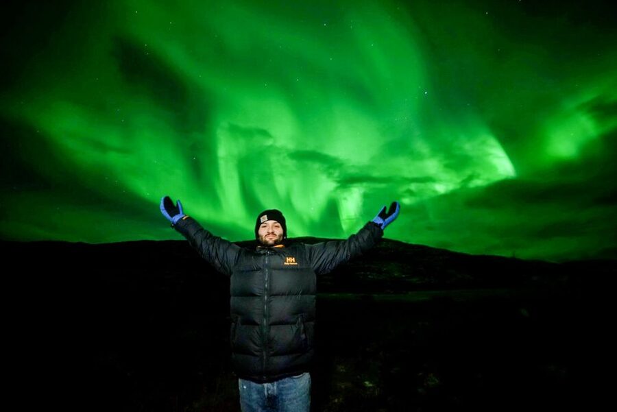 Tromsø: Northern Lights Chase Minibus Tour - Bonfire, hot chocolate, and cold-weather comfort