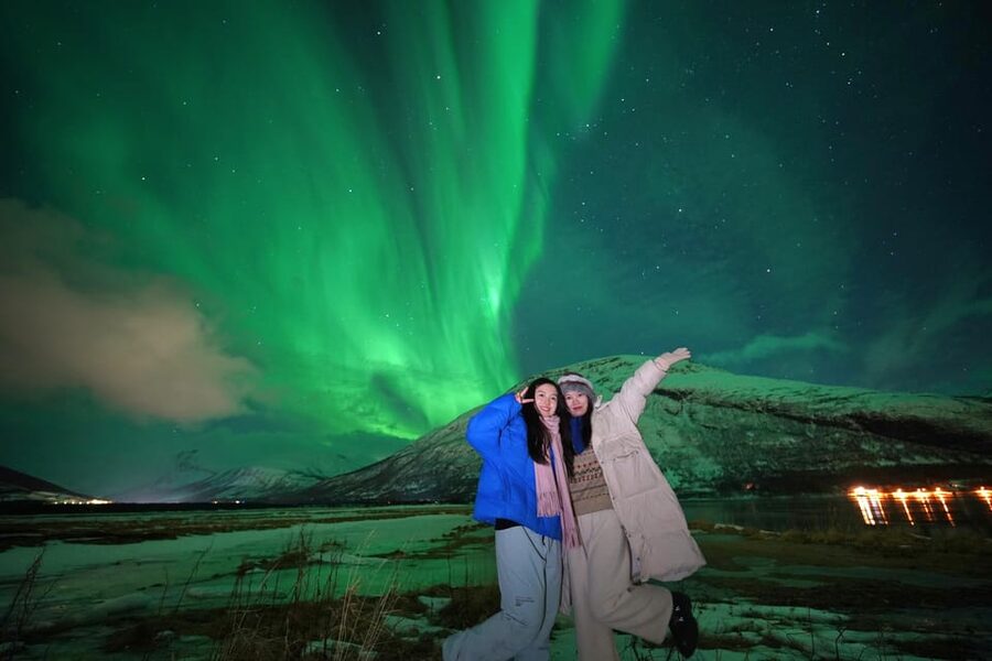Tromso: Northern Lights Minibus Tour with Campfire - Chasing clear skies toward the Finnish border