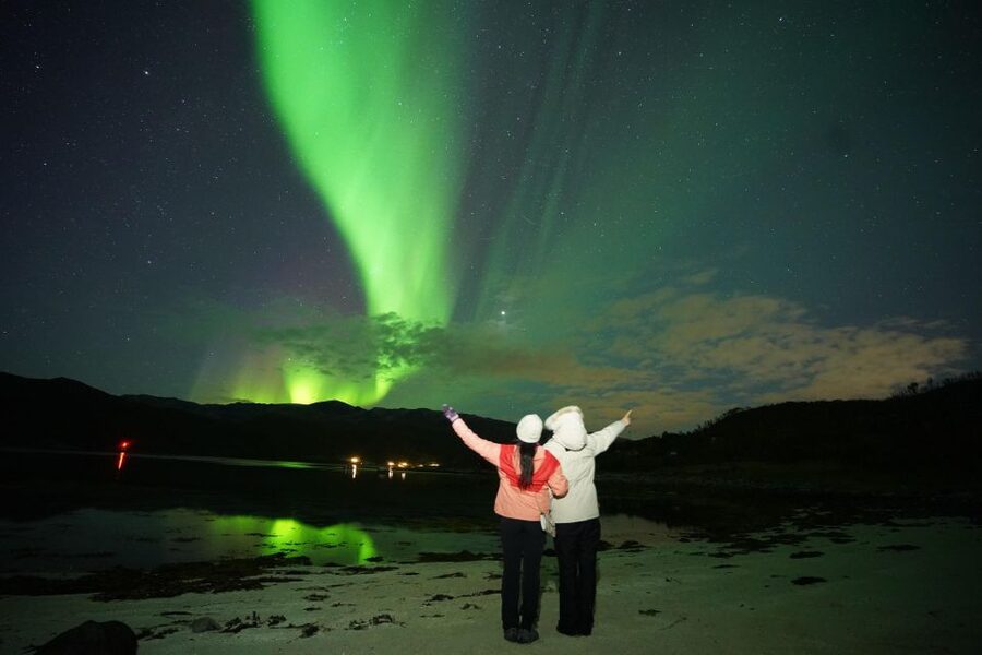Tromsø: Northern Lights Tour with Free Professional Portrait - What you should bring to make the night easier