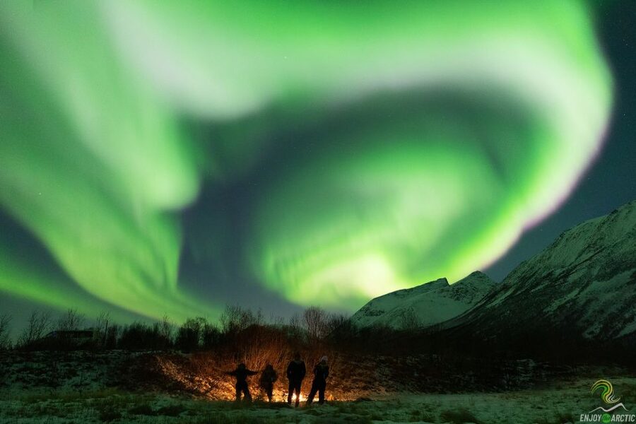 Tromsø: Northern Lights Trip with Campfire and Snacks - Chasing darker skies toward Finland