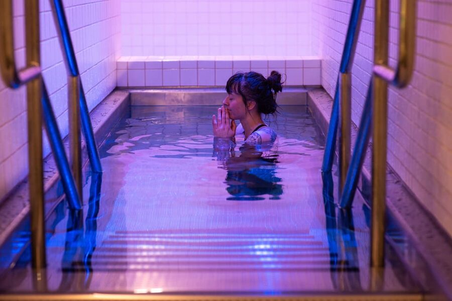 Tromsø: Spa/Pool with Bath, Sauna and Outdoor Heated Pool - Reaching Tromsøbadet from central Tromsø