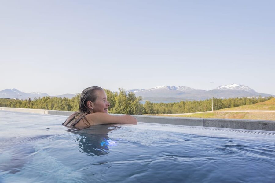 Tromsø: Spa/Pool with Bath, Sauna and Outdoor Heated Pool - Who will enjoy Tromsøbadet most?
