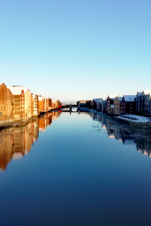 Trondheim : Explore the city of kings with a local guide - Returning past Stiftsgården and the royal family