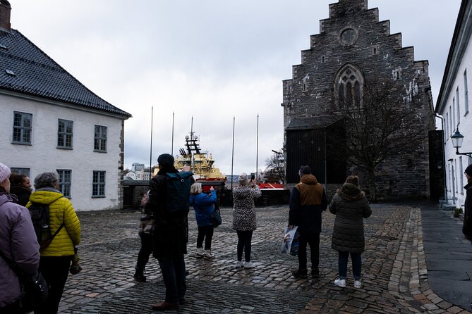 Walking Tour in Bergen of the Past and Present - Guide style and group size