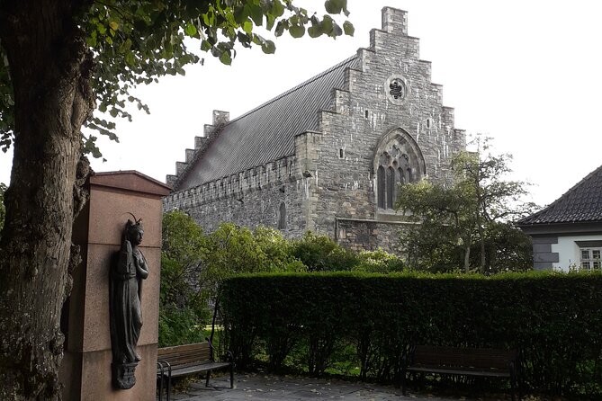 Walking tour: Medieval Spirit of Bergen + sweet Arctic gifts - What the two-hour format does well