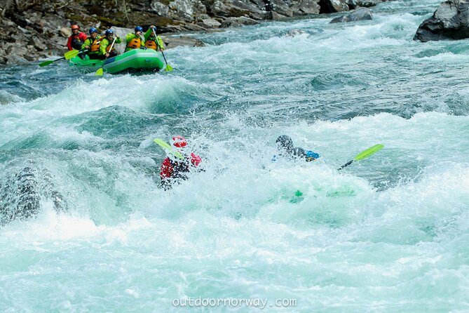 Whitewater Rafting Grade 3 to 4 - The teamwork that makes the trip work